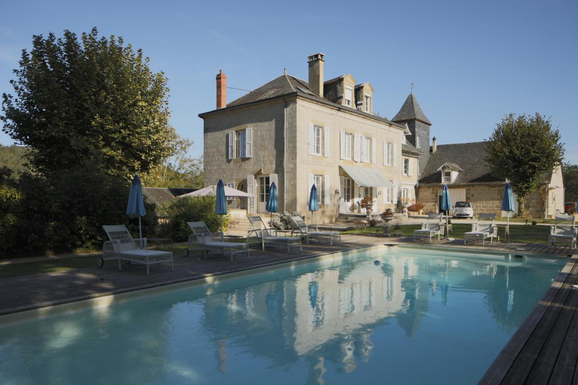 Отель French Correze Moulin Bleu Saint-Pantaleon-de-Larche Экстерьер фото