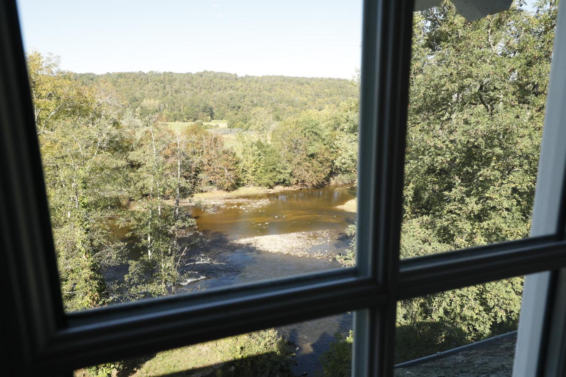 Отель French Correze Moulin Bleu Saint-Pantaleon-de-Larche Экстерьер фото