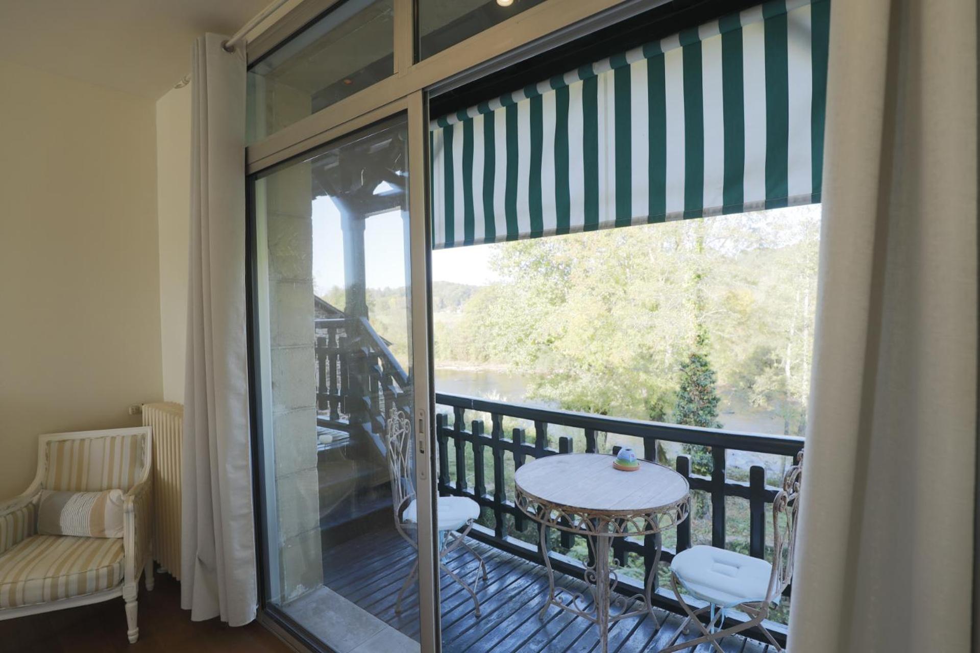 Отель French Correze Moulin Bleu Saint-Pantaleon-de-Larche Экстерьер фото
